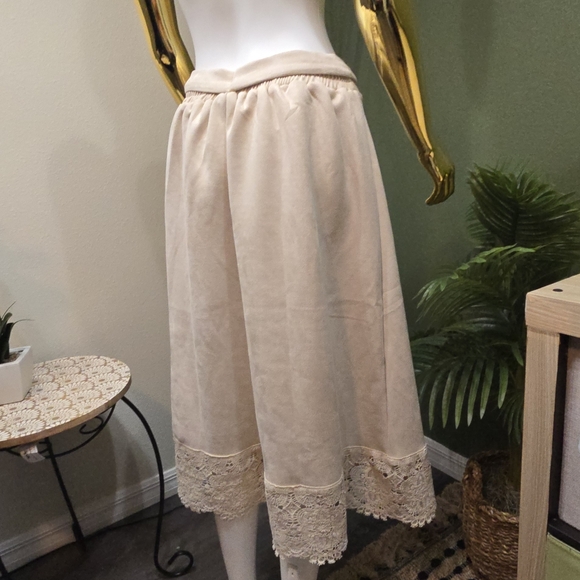 Alice Blue Suede skirt with embroidery at the bottom cream color size M - Picture 8 of 8
